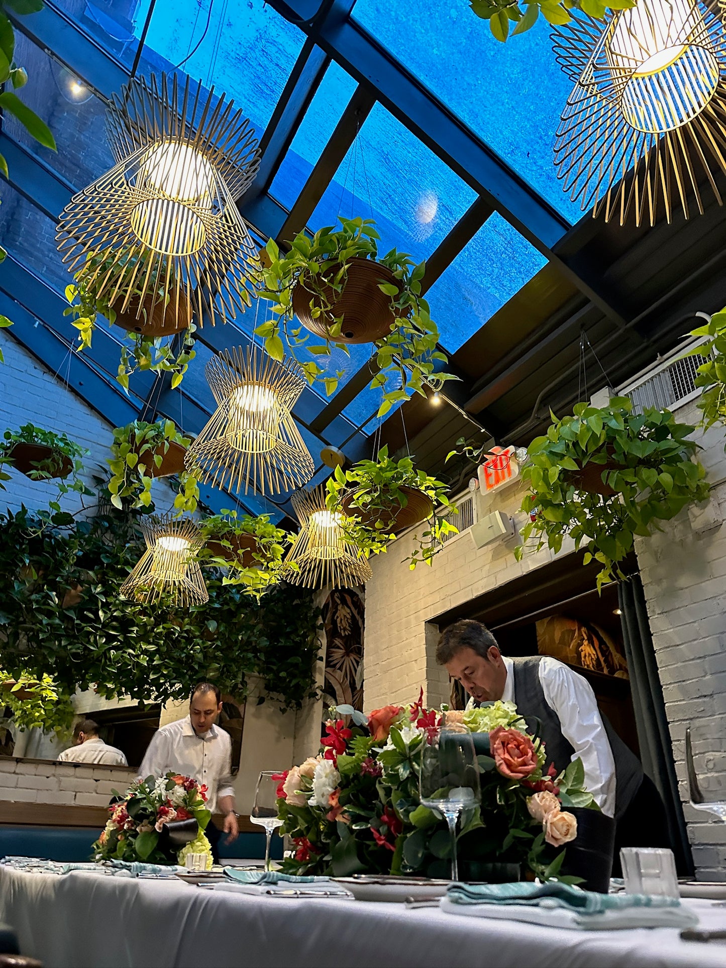 Kings Table Arrangement (20 in.)